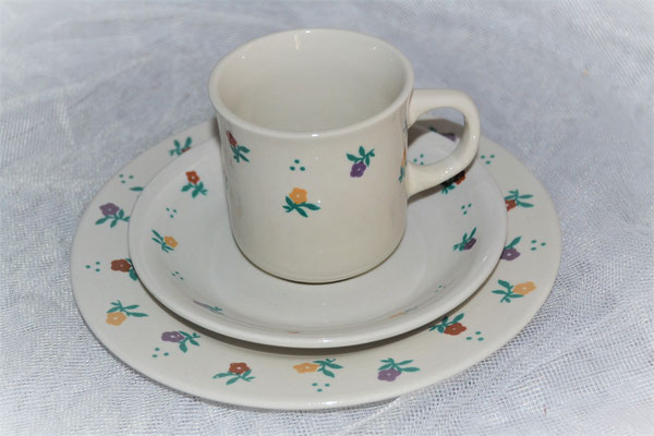 Tasse mit Kuchenteller, Blümchenmotiv