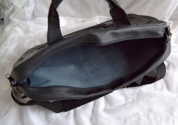 Schwarze Umhängetasche/Aktentasche. Geeignet für einen DIN A 5 Ordner.