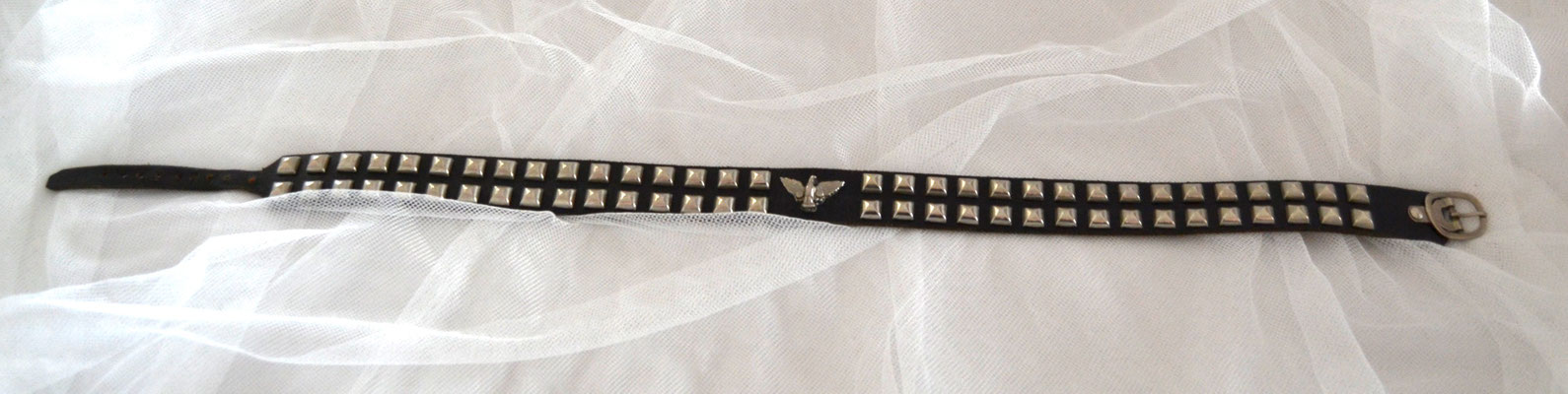 Nietengürtel. Leder schwarz. Breite 3 cm, Länge 55,5 cm, Gesamtlänge 66 cm.