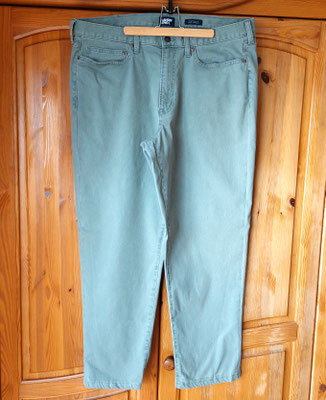 Herrenjeans in grau-grün