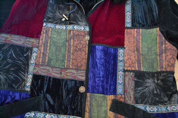 Wildlederjacke schwarz-bunt mit Kapuze
