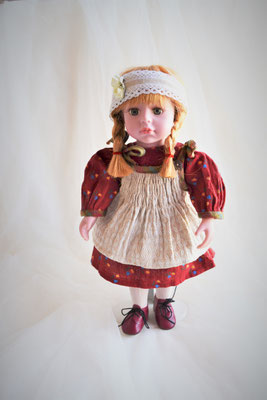 Puppe mit rotem Kleid