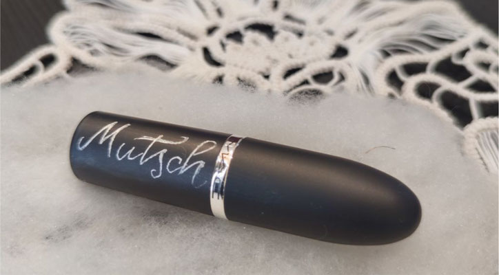 Personalisierung Lippenstift Kosmetik Live-Event Engraving Kalligraphie Brandactivation Gravur Art-Event Gravur-Event Stuttgart München Frankfurt