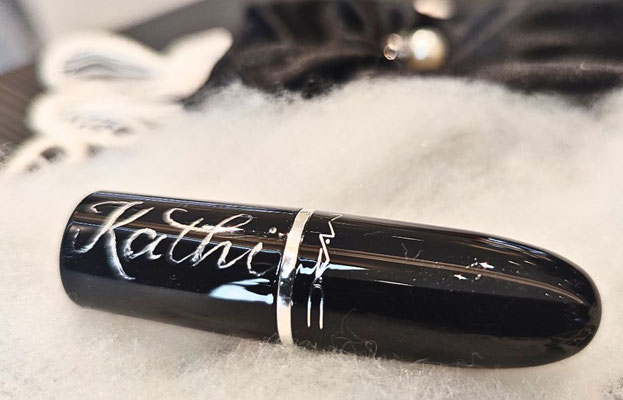 Live Art, Onsite, Handgravur, Personalisierung, Lippenstift mit Namen, Lippenstift handgraviert, Estee Lauder, MAC Cosmetics, Bobby Brown, Breuninger Luxury Brand Stuttgart München Frankfurt Berlin Zürich Hamburg Sigrid Bengel Schrift und Kunst