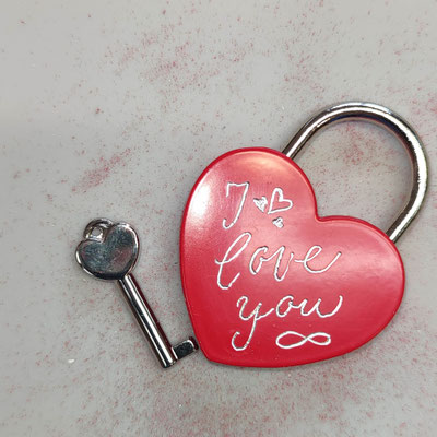 Herzschloss für Valentinstag mit mobiler Handgravur veredelt auf Live Event in Böblingen Sindelfingen im Einkaufscenter