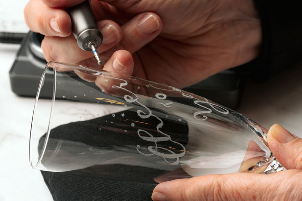 Glasgravur für Personalisierung auf Sektglas für Event in Stuttgart