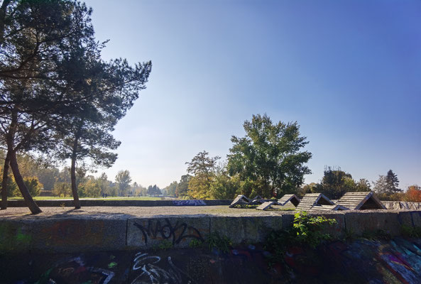 Liegen aus Holz am Platz des Sonnens im Hans-Baluschek-Park. Foto: Helga Karl
