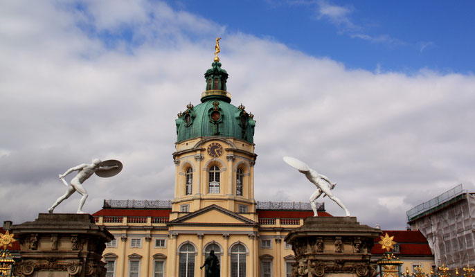 Eingang zum Ehrenhof Schloss Charlottenburg mit zwei borghesischen Fechtern. Foto: Helga Karl