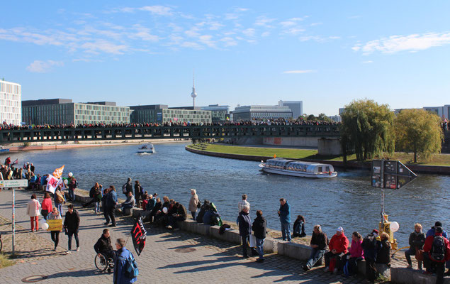 Spreeufer mit Menschen, Blick auf Fernsehturm. Großdemo Stoppt TTIP. Foto: Helga Karl 10.10.2015