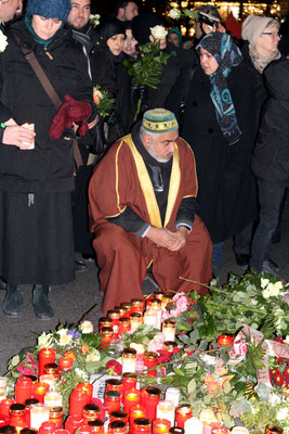 Muslime gedenken der Ermordeten am Ort des LKW-Attentats Weihnachtsmarkt Breitscheidplatz. Foto: Helga Karl 20.12.2016