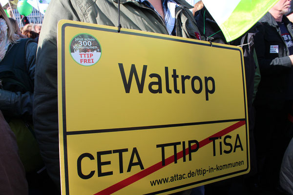 Schild Ort WALTROP, gegen CETA TTIP TiSA bei der Großdemo gegen TTIP in Berlin am 10.10.2015. Foto: Helga Karl