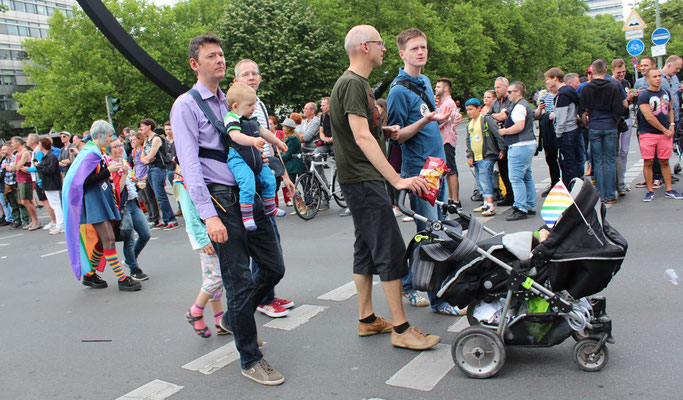 Männer mit Kinderwagen und Kleinkind beim CSD Christopher Street Day Berlin. Foto: Helga Karl