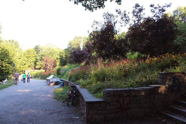 Park am Weißen See mit Sitzbänken. Bezirk Pankow in Berlin. Foto: Helga Karl