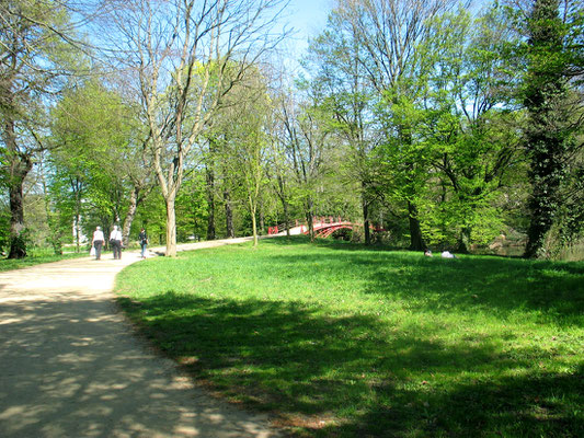 Fussgänger auf dem Weg zur Roten Brücke, Frühling im Schlosspark Charlottenburg. Foto: Helga Karl