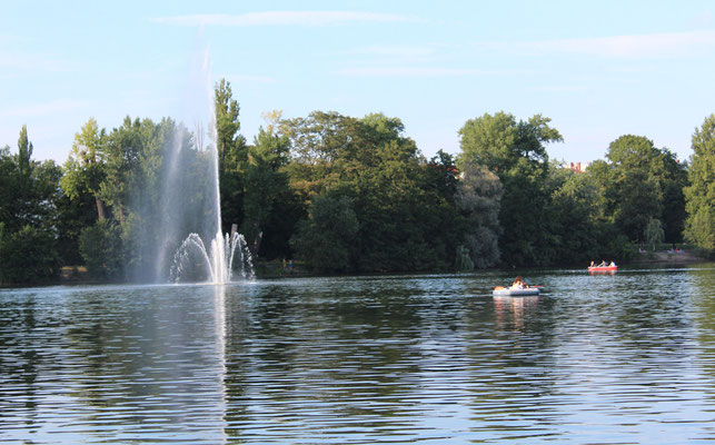 Die schwimmende Wasserfontaine und Ruderboote im Weißen See Berlin. Foto: Helga Karl