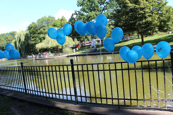 Blaue Luftballons mit Friedenstaube am Geländer des Großen Teich am Tempel mit Weltfriedensglocke. Foto: Helga Karl