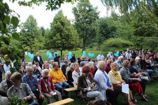 Gedenkfeier 6.August an der Weltfriedensglocke - Menschen hören den Reden und Musik zu. Foto: Helga Karl