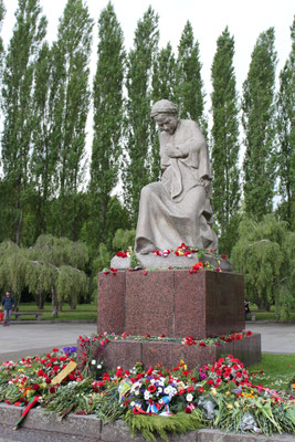 © Helga Karl. Sowjetisches Ehrenmal Treptower Park, 9. Mai 2015, Statue "Mutter Heimat" umgeben von nieder gelegten Blumen