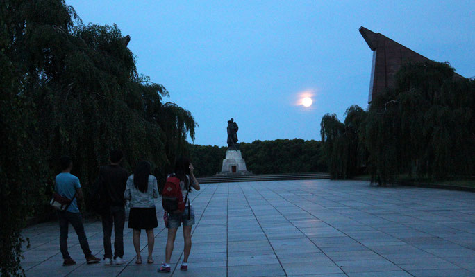 © Helga Karl. Sowjetisches Ehrenmal Treptower Park, 20.6.2016; Menschen am Abend, Mond und Statute "Befreier"