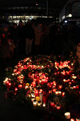 Die Kerzen am Boden leuchten in der Dunkelheit am Ort des Attentats. Foto: Helga Karl 20.12.2016