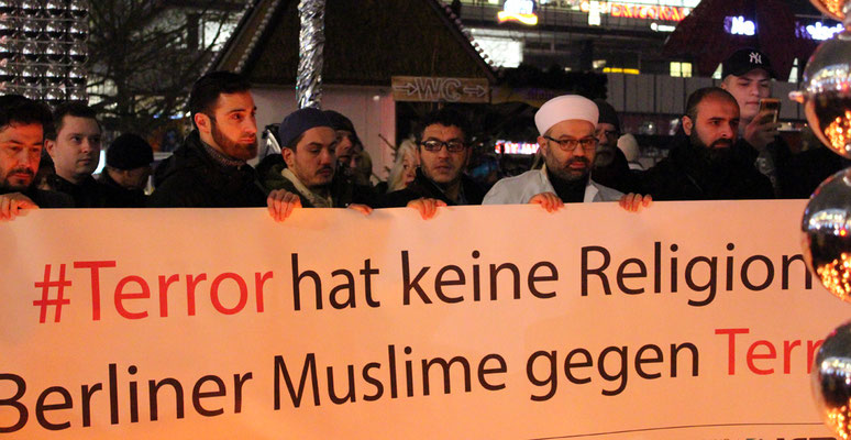 Muslime mit Plakat am Ort des Attentats, Inschrift: #Terror hat keine Religion. Berliner Muslime gegen Terror. Foto: Helga Karl am 20.12.2016