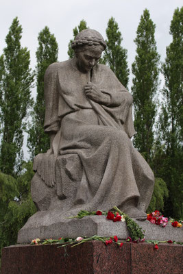 © Helga Karl. Sowjetisches Ehrenmal Treptower Park, Mutter Heimat, umgeben von Blumen.9. Mai 2015