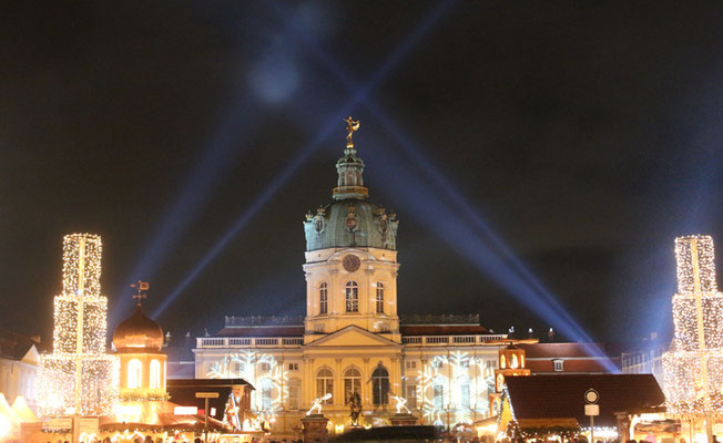 Weihnachtsmarkt vor dem Schloss Charlottenburg, Lichtspiel am Nachthimmel über dem Schloss. Foto: Helga Karl 2014