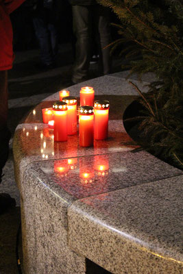 Brennende Lichter auf einer Umrandung. Weihnachtsmarkt am Tag nach dem Attentat. Foto: Helga Karl