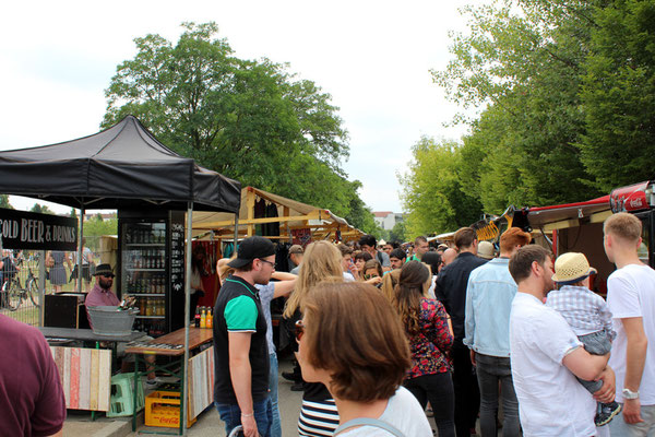 Dicht gedrängte Menschen am sonntäglichen Markt im Mauerpark Berlin. Foto: Helga Karl