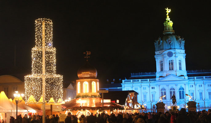 Weihnachtsmarkt vor dem Schloss Charlottenburg, blau erleuchtetes Schloss. Foto: Helga Karl 2014