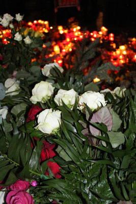 Blumen vor brennenden Kerzen. Weihnachtsmakt #Breitscheidplatz nach LKW-Attentat. Foto: Helga Karl 20.12.2016