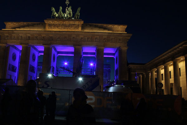 Silvester in Berlin -  Brandenburger Tor erleuchtet. Foto: Helga Karl