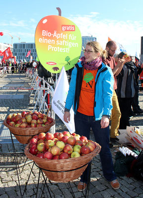 Körbe voll Bio-Äpfel zur Stärkung für Protest. Großdemo Stop TTIP Berlin.  Foto: Helga Karl 10.10.2015