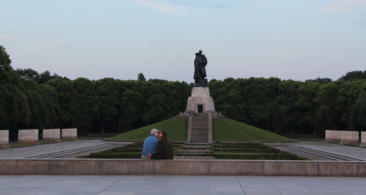 © Helga Karl. Sowjetisches Ehrenmal Treptower Park, 20.6.2016 - Abends, ein Paar küsst sich, Blick auf die Statue Befreier