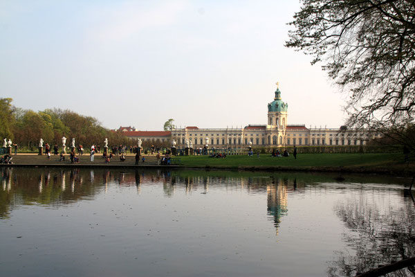 Schloss Charlottenburg im Frühling - Blick vom Karpfenteich Foto: Helga Karl