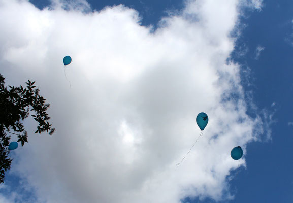 Gedenken am 6.August an der Weltfriedensglocke Berlin - Blaue Luftballons mit Friedenstaube schweben in den Himmel. Foto: Helga Karl