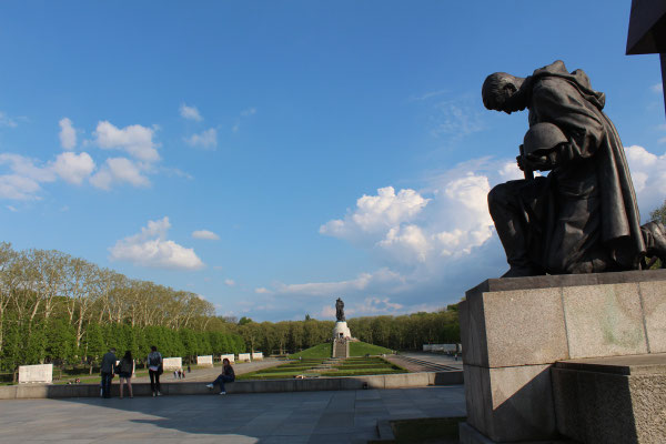 © Helga Karl. Sowjetisches Ehrenmal Treptower Park, 16.4.2014; Kniender Rotarmist, Blick auf den Hügel mit Statue BEFREIER