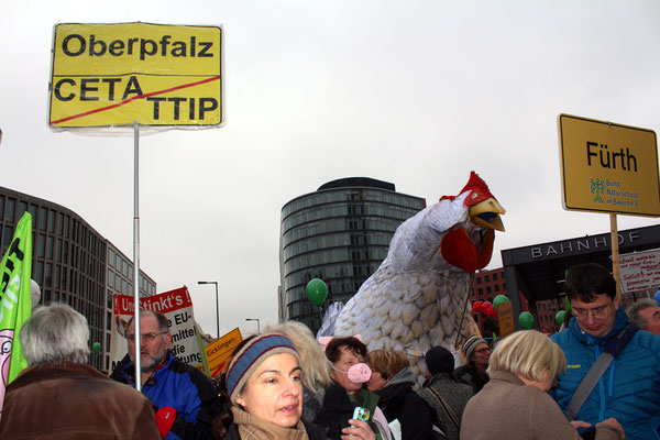 Demonstranten "Wir haben es satt" zur IGW 2017 aus Bayern mit Schildern Fürth und Oberpfalz. Foto: Helga Karl