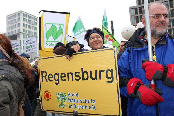 Ein Mann mit Schild "Regensburg" (Bayern) bei der Demonstration in Berlin während der IGW am 21.Januar 2017. Foto: Helga Karl