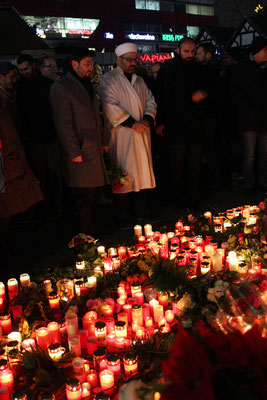 Muslime vor den Lichtern am Boden. Weihnachtsmarkt #Breitscheidplatz am Tag nach dem Attentat eines kriminellen islamistischen Asylanten. Foto: Helga Karl 20.12.2016