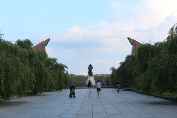 © Helga Karl. Sowjetisches Ehrenmal Treptower Park, 16.4.2914; Menschen vor den Steinernden Fahnen, Sicht auf die Soldaten-Statue "Der Befreier"