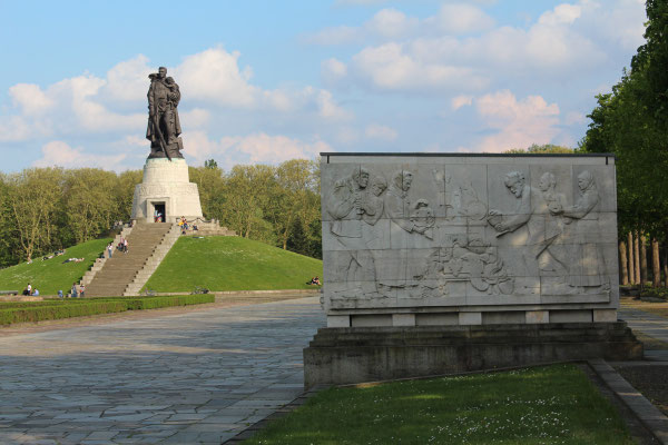 © Helga Karl. Sowjetisches Ehrenmal Treptower Park, 16.4.2014; Sarkophag und Hügel mit dem Soldaten mit Kind auf dem Arm