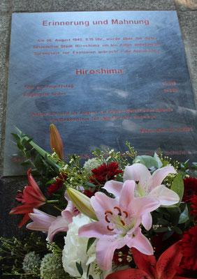 Gedenktafel unter der Weltfriedensglocke an den US-Atombombenabwurf auf Hiroshima am 6.August 1945. Foto: Helga Karl