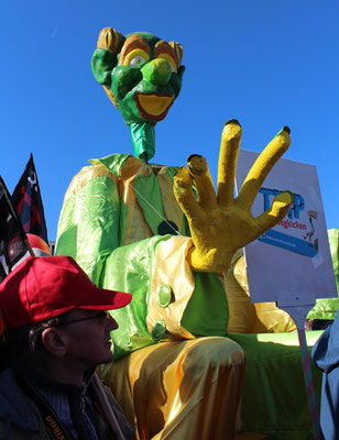 Großdemo Stopp TTIP: Figur mit großer gelber Hand. Foto: Helga Karl 10.10.2015