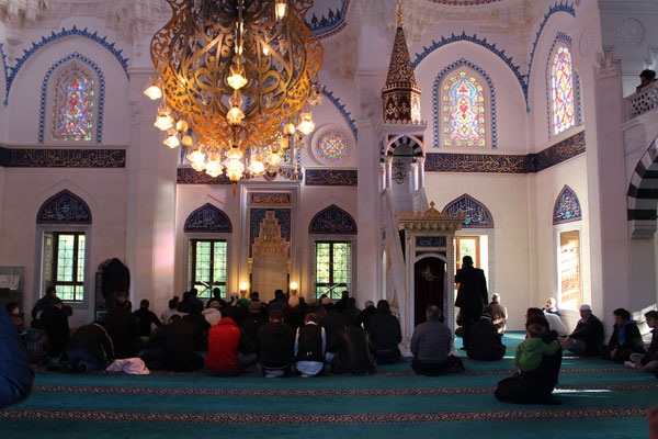 Eine Diskussions-Veranstaltung im Gebets-/Versammlungsraum mit Minbar in der Sehitlik-Moschee Berlin. Foto: Helga Karl