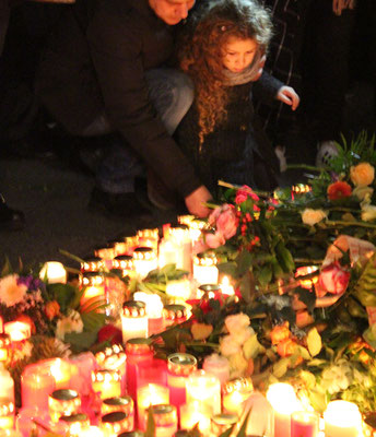Menschen stellen Kerzen und Blumen auf den Boden. Weihnachtsmarkt Charlottenburg nach Terrorakt. Foto: Helga Karl 20.12.2016