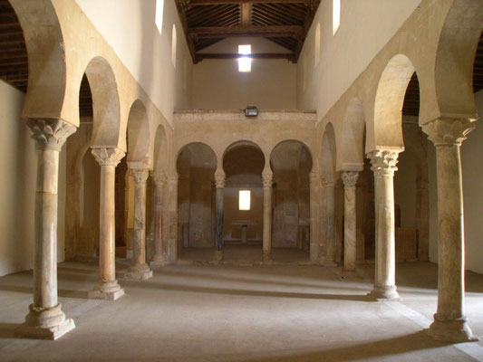 Interior del Monasterio de San Miguel de la Escalada
