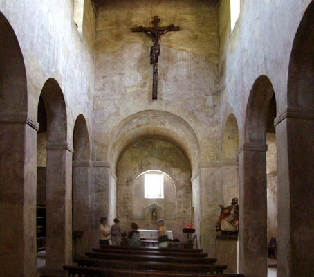 Interior de la Iglasia de San Pedro de Nora