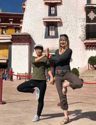 Yoga beim Potala Palast Lhasa