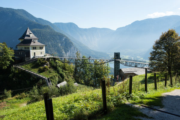 Hallstatt Skywalk mit Panoramablick über den Hallstättersee und die Berge